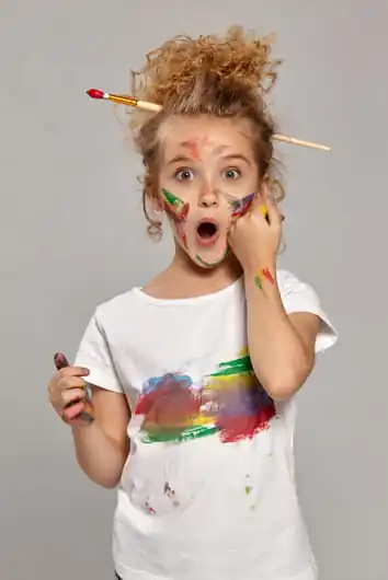 fille qui se maquille pour une chasse au trésor