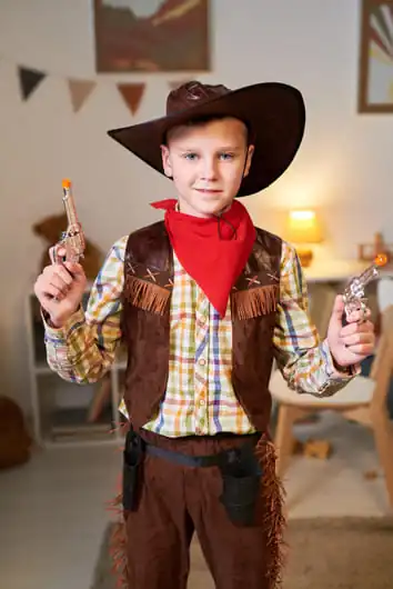 garçon déguisé en cowboy