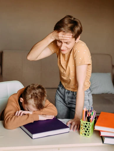 grosse dispute entre un enfant et sa mère